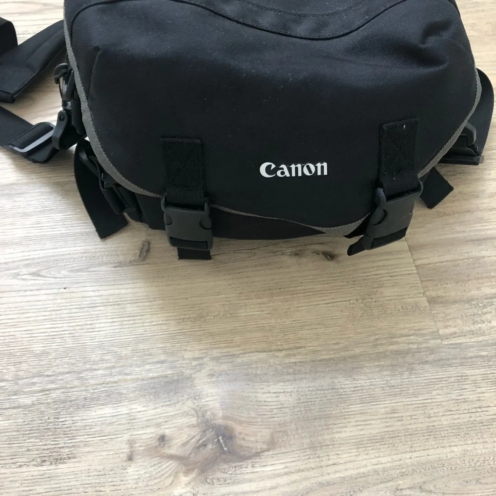 Canon EOS Rebel XS/QD Camera Kit in Black - Includes Accessories